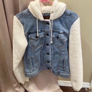 Maurices brand, new with tags denim / Sherpa jacket. Women’s size small.